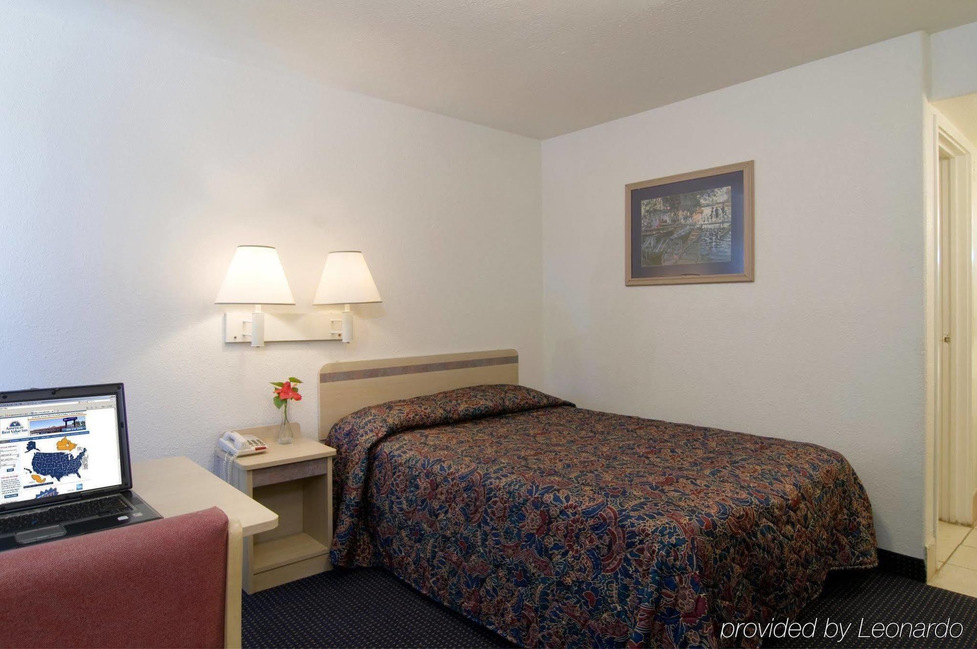 Americas Best Value Inn And Suites Groves Екстериор снимка